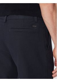 BOSS Chinosy 50559158 Granatowy Tapered Fit. Kolor: niebieski. Materiał: bawełna #3