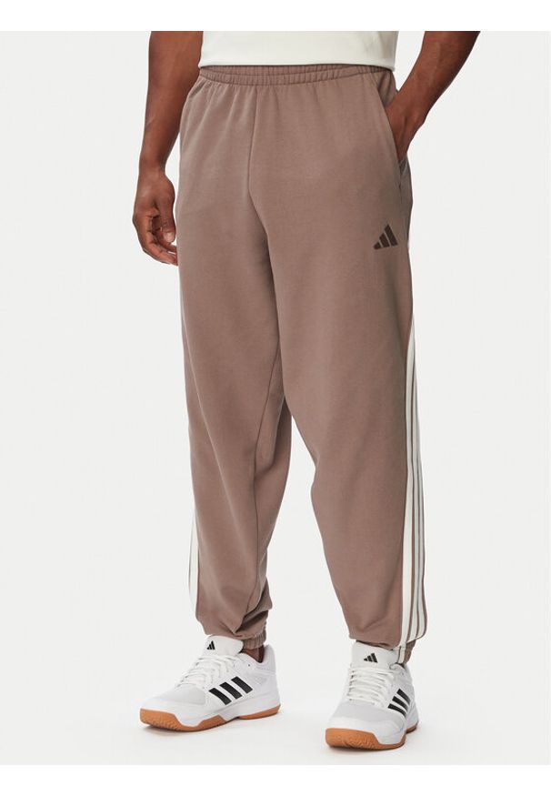 Adidas - adidas Spodnie dresowe Kit 3-Stripes Regular Cuffed KW2361 Beżowy Regular Fit. Kolor: beżowy. Materiał: bawełna