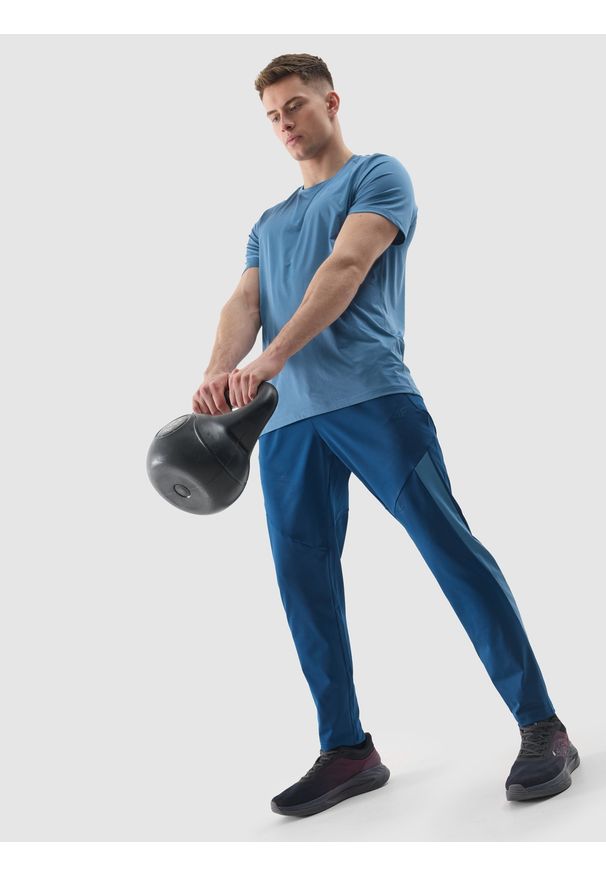 4f - Koszulka treningowa regular z materiału z recyklingu męska - niebieska. Kolor: niebieski. Materiał: materiał. Długość rękawa: krótki rękaw. Długość: krótkie. Wzór: ze splotem, jednolity, gładki. Sport: fitness
