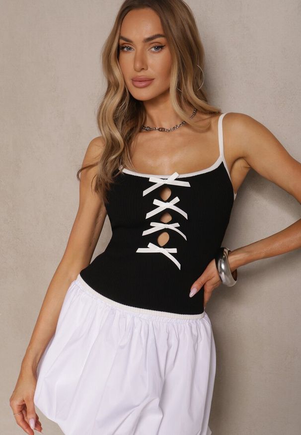 Renee - Czarny Top z Prążkowanego Materiału Ozdobiony Kokardami Lenissea. Okazja: na co dzień. Typ kołnierza: kokarda. Kolor: czarny. Materiał: prążkowany, materiał. Wzór: aplikacja. Sezon: wiosna, lato. Styl: casual, elegancki