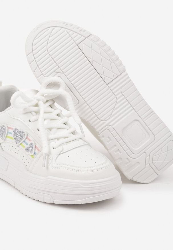 Born2be - Białe Sneakersy z Naszywkami w Kształcie Serduszek Iritia. Kolor: biały. Wzór: aplikacja