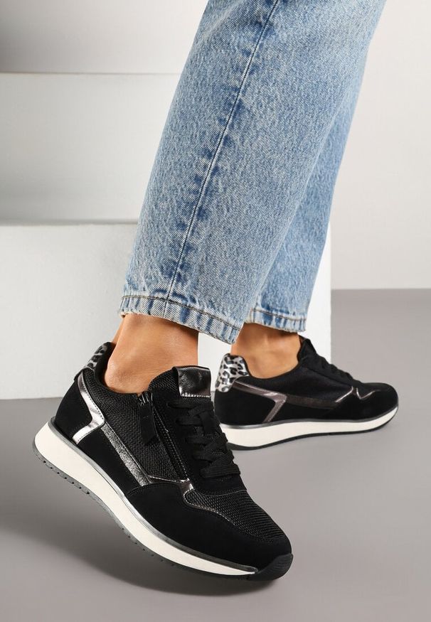 Renee - Czarne Sneakersy Ozdobione Suwakiem i Metalicznymi Wstawkami Alua. Okazja: na co dzień. Kolor: czarny. Materiał: jeans. Wzór: aplikacja. Sezon: lato, wiosna