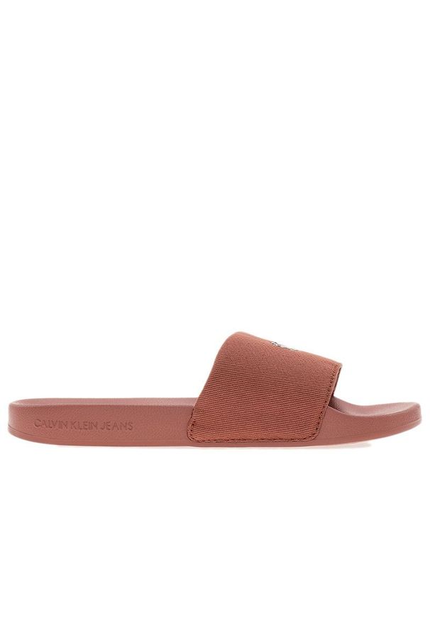 Klapki Calvin Klein Slide Monogram Hardware YW0YW01713-GAM - pomarańczowe. Okazja: na plażę, na co dzień. Kolor: pomarańczowy. Materiał: materiał. Szerokość cholewki: normalna. Wzór: aplikacja. Sezon: lato. Sport: pływanie