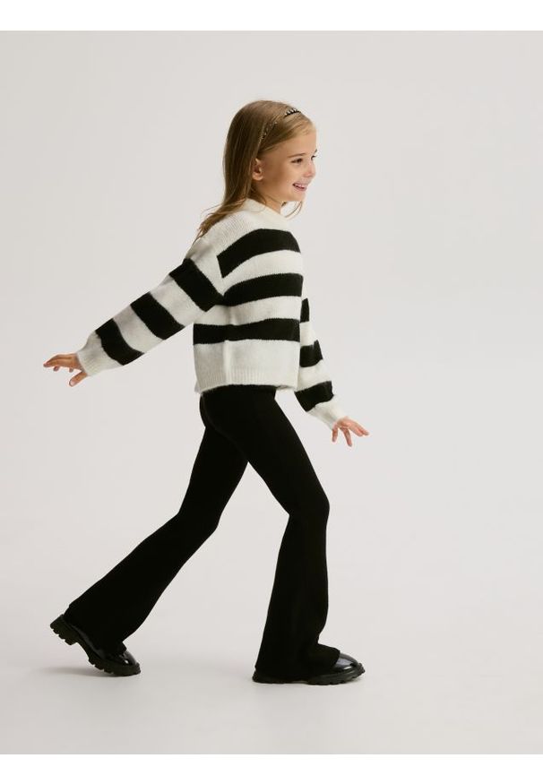 Reserved - Legginsy flare - czarny. Kolor: czarny. Materiał: dzianina