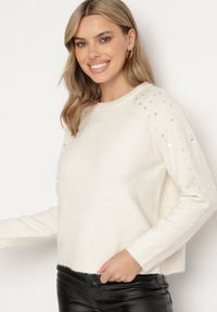 Born2be - Jasnobeżowy Sweter z Bawełną Ozdobiony Cekinami Ceana. Okazja: na co dzień. Kolor: beżowy. Materiał: bawełna. Długość rękawa: długi rękaw. Długość: długie. Wzór: aplikacja. Styl: elegancki, casual #7