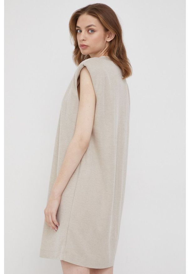 Sisley sukienka kolor beżowy mini prosta. Okazja: na co dzień. Kolor: beżowy. Materiał: dzianina. Typ sukienki: proste. Styl: casual. Długość: mini