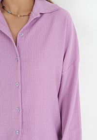 Born2be - Fioletowy 2-częściowy Komplet z Koszulą i Spodniami z Tłoczonej Tkaniny Benneta. Kolor: fioletowy. Materiał: tkanina