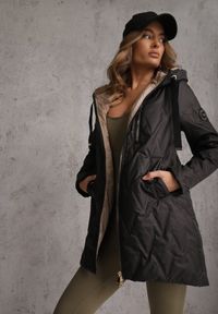 Renee - Czarna Długa Kurtka Parka Pikowana z Kapturem Ozdobiona Aplikacją Rossea. Okazja: na co dzień. Typ kołnierza: kaptur. Kolor: czarny. Materiał: poliester, jeans. Długość: długie. Wzór: aplikacja. Styl: casual, street #1
