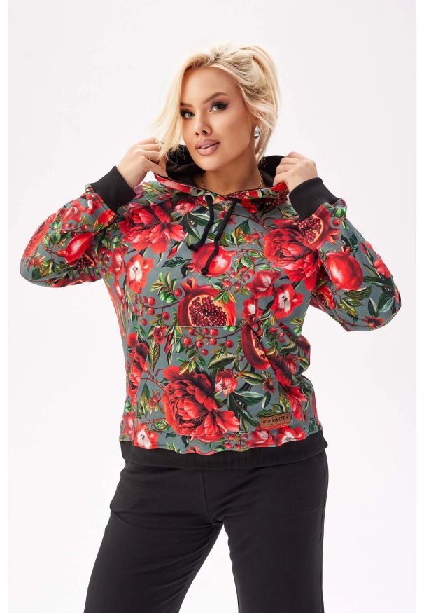 Moda Size Plus Iwanek - Dresowa bluza Karolina z kolorowym printem PLUS SIZE XXL JESIEŃ. Typ kołnierza: kaptur. Kolekcja: plus size. Materiał: dresówka. Długość rękawa: raglanowy rękaw. Długość: krótkie. Wzór: nadruk, kolorowy. Sezon: jesień. Styl: elegancki, sportowy