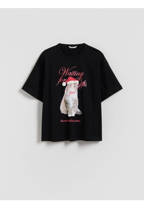 Reserved - Świąteczny t-shirt z nadrukiem - czarny. Kolor: czarny. Materiał: bawełna. Wzór: nadruk. Styl: wizytowy