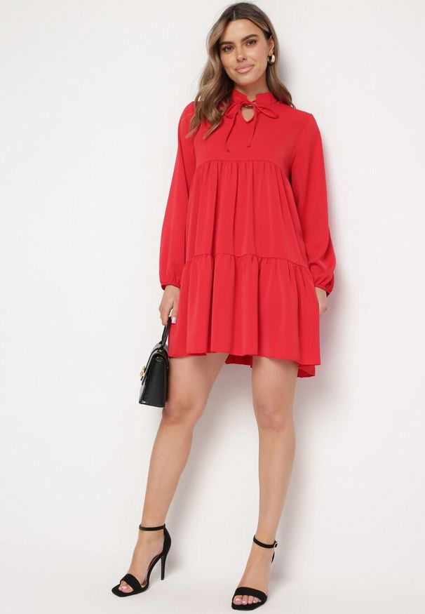 Born2be - Czerwona Rozkloszowana Sukienka z Falbanką Uxaria. Typ kołnierza: kołnierz z falbankami. Kolor: czerwony. Długość rękawa: długi rękaw. Wzór: aplikacja. Styl: elegancki
