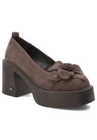 Brązowe Półbuty Karino Eleganckie Obuwie Damskie Na Obcasie. Okazja: na co dzień. Kolor: brązowy. Materiał: welur. Szerokość cholewki: normalna. Wzór: aplikacja, kwiaty. Obcas: na obcasie. Styl: elegancki. Wysokość obcasa: średni #1