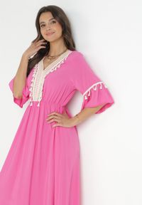 Born2be - Fuksjowa Wiskozowa Sukienka Maxi z Ozdobnym Dekoltem i Gumką w Pasie Latava. Okazja: na co dzień. Kolor: różowy. Materiał: wiskoza. Styl: casual. Długość: maxi #5