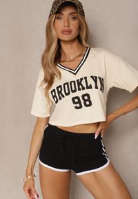 Renee - Jasnobeżowy T-shirt z Bawełny Ozdobiony Napisem Lireline. Okazja: na co dzień. Kolor: beżowy. Materiał: bawełna. Wzór: napisy, aplikacja. Styl: klasyczny, elegancki, casual #4