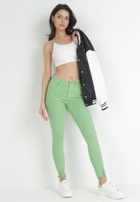 Born2be - Jasnozielone Spodnie Skinny Nyryore. Kolor: zielony. Styl: elegancki