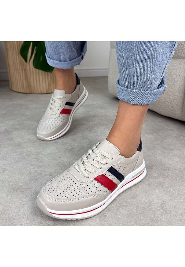 Beżowe ażurowe skórzane półbuty damskie S.Barski 7067. Okazja: na co dzień. Zapięcie: sznurówki. Kolor: beżowy. Materiał: skóra. Szerokość cholewki: normalna. Wzór: ażurowy. Sezon: wiosna, jesień, lato. Styl: casual, elegancki, klasyczny