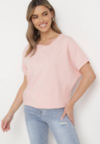 Born2be - Różowy T-shirt z Krótkimi Rękawami i Dłuższym Tyłem Cercisa. Kolor: różowy. Materiał: dzianina. Długość rękawa: krótki rękaw. Długość: krótkie #1
