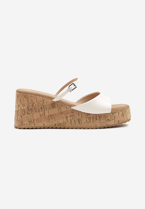 Born2be - Białe Klapki na Korkowym Koturnie z Ozdobnym Paskiem Ridinaria. Okazja: na co dzień. Kolor: biały. Materiał: jeans. Sezon: lato. Obcas: na koturnie. Styl: casual