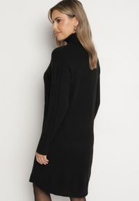 Born2be - Czarna Pudełkowa Sukienka Sweterkowa z Bawełną Wełną i Golfem Ozdobiona Splotem Teraline. Okazja: na co dzień. Typ kołnierza: golf. Kolor: czarny. Materiał: wełna, bawełna. Wzór: aplikacja, ze splotem. Styl: klasyczny, casual #7