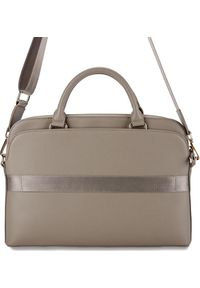 Torba Guess Grained Zipper Pocket Triangle Logo 15'' brązowy. Kolor: brązowy. Materiał: skóra ekologiczna. Styl: elegancki, casual #3