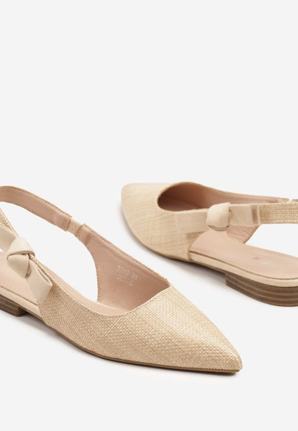 Born2be - Jasnobeżowe Sandały z Odkrytą Piętą i Szpiczastym Noskiem Zdobione Tweedem Zolritia. Okazja: na co dzień. Nosek buta: szpiczasty. Zapięcie: pasek. Kolor: beżowy. Materiał: jeans. Wzór: aplikacja. Styl: casual, klasyczny