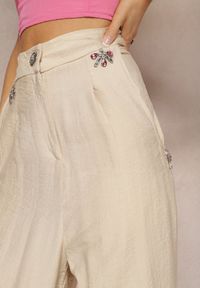 Renee - Beżowe Spodnie Typu High Waist Ozdobione Cyrkoniami Sajara. Stan: podwyższony. Kolor: beżowy. Materiał: tkanina. Wzór: aplikacja. Sezon: lato #3
