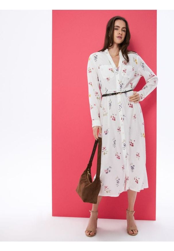 Sinsay - Wiskozowa koszulowa sukienka midi z domieszką lnu w kwiatowy nadruk - wielobarwny. Materiał: wiskoza, len. Wzór: nadruk, kwiaty. Typ sukienki: koszulowe. Długość: midi