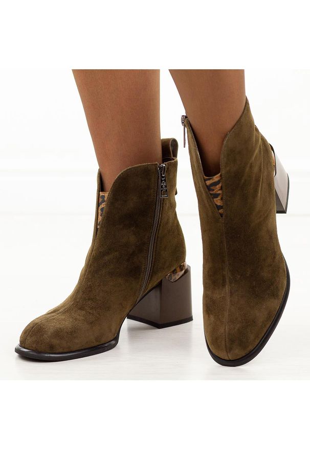 Camelowe zamszowe botki damskie na obcasie Vinceza 66811. Okazja: na co dzień. Nosek buta: okrągły. Materiał: skóra, zamsz. Sezon: zima, jesień. Obcas: na obcasie. Styl: klasyczny, casual, elegancki. Wysokość obcasa: średni