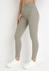 Born2be - Ciemnozielone Spodnie Skinny Kyllienne. Stan: podwyższony. Kolor: zielony. Długość: długie. Sezon: wiosna