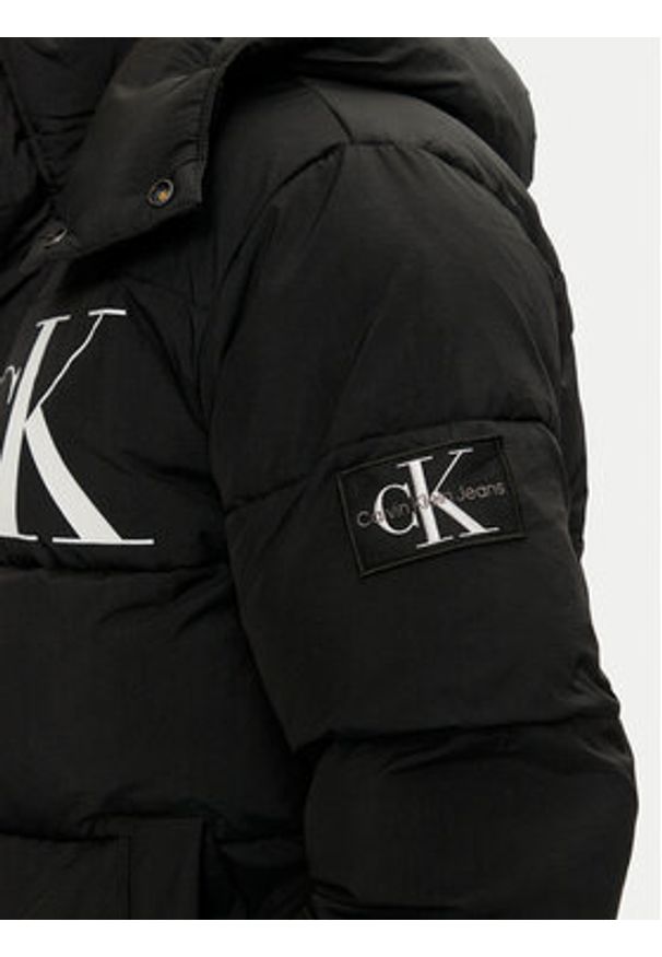 Calvin Klein Jeans Kurtka zimowa J30J326104 Czarny Regular Fit. Kolor: czarny. Materiał: syntetyk. Sezon: zima