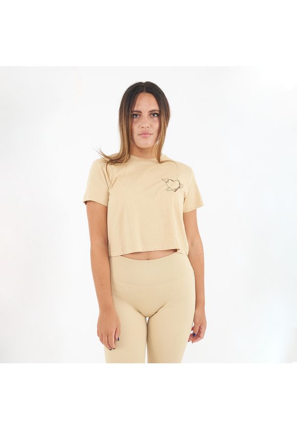 LEGEA - Koszulka crop z bawełny SPECIAL beżowa. Kolor: beżowy. Materiał: bawełna. Długość rękawa: krótki rękaw. Długość: krótkie. Wzór: nadruk. Sport: fitness