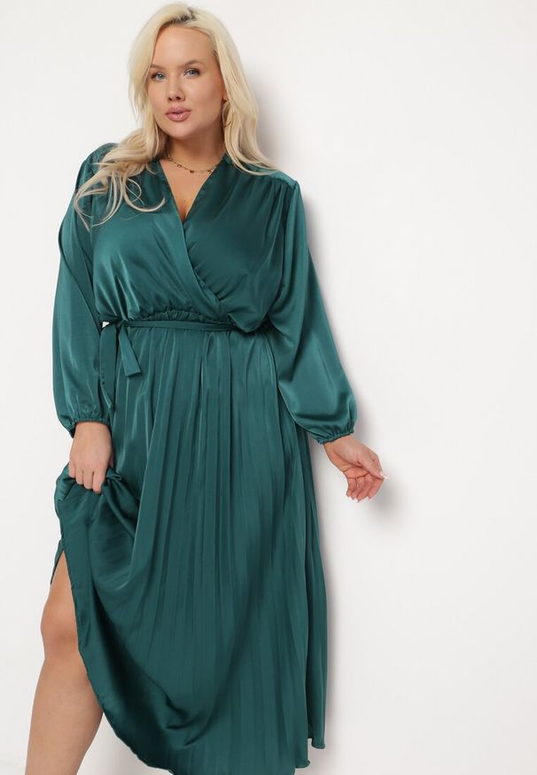 Born2be - Zielona Sukienka Maxi z Gumką w Pasie i Kopertowym Dekolcie Bertrama. Typ kołnierza: dekolt kopertowy. Kolor: zielony. Materiał: materiał. Typ sukienki: kopertowe. Długość: maxi