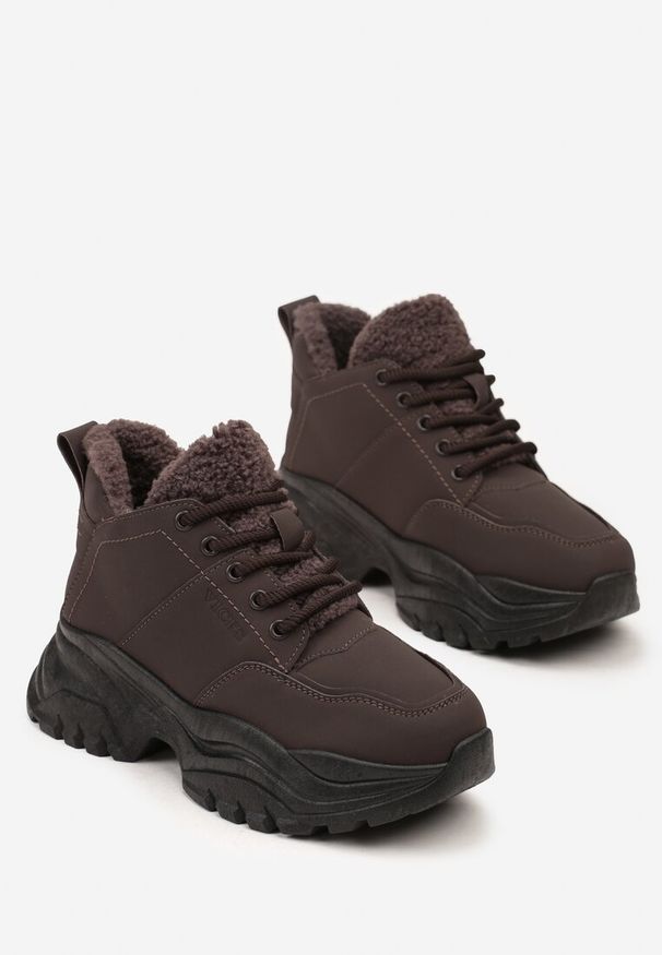 Renee - Brązowe Trapery Sneakersy Vices na Platformie z Tłoczeniem Nirrise. Okazja: na co dzień. Kolor: brązowy. Materiał: dresówka. Obcas: na platformie. Styl: casual
