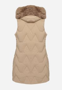 Born2be - Beżowa Kamizelka Pikowana z Futerkiem i Kapturem Innarella. Okazja: na co dzień, do pracy. Kolor: beżowy. Materiał: futro. Styl: casual, elegancki #4