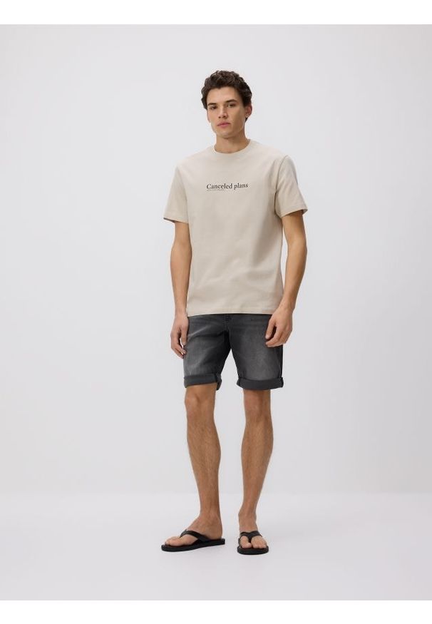 Reserved - Jeansowe szorty slim fit - szary. Kolor: szary. Materiał: jeans