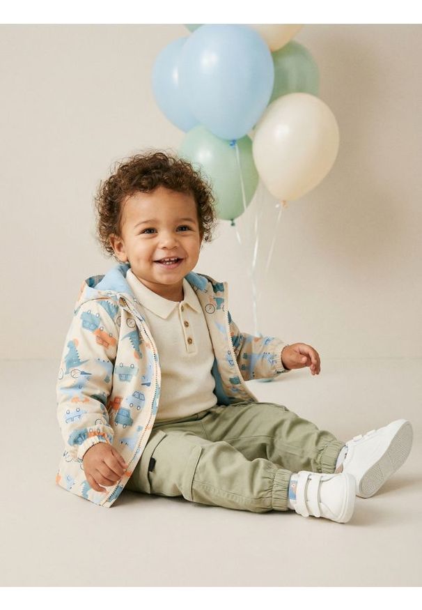 Sinsay - Kurtka wiatrówka z kapturem i ściągaczami - kremowy. Typ kołnierza: kaptur. Kolor: kremowy