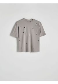 Reserved - T-shirt oversize z okuciami - jasnoszary. Kolor: szary. Materiał: bawełna