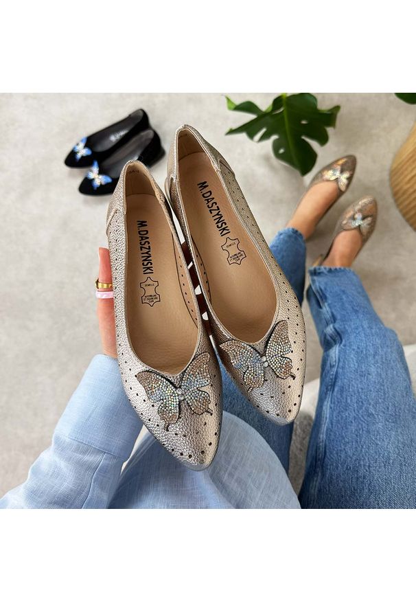 Złote ażurowe baleriny damskie na obcasie M.Daszyński Sa178a-3. Kolor: złoty. Materiał: skóra. Szerokość cholewki: normalna. Wzór: ażurowy. Sezon: jesień, wiosna, lato. Obcas: na obcasie. Styl: klasyczny, elegancki. Wysokość obcasa: niski