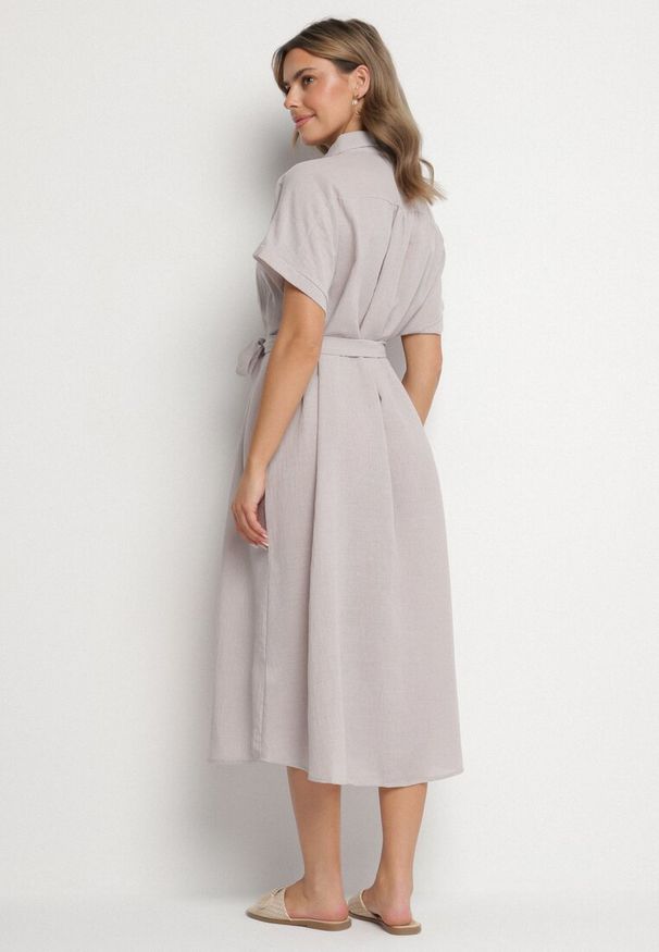 Born2be - Jasnoszara Sukienka z Wiskozy o Koszulowym Kroju z Wiązanym Paskiem Danisna. Okazja: na co dzień. Kolor: szary. Materiał: wiskoza. Długość rękawa: krótki rękaw. Wzór: aplikacja. Typ sukienki: koszulowe. Styl: klasyczny, casual, elegancki. Długość: midi