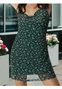 Sinsay - Sukienka mini z drapowanym dekoltem w kwiaty - zielony. Kolor: zielony. Wzór: kwiaty. Długość: mini #1