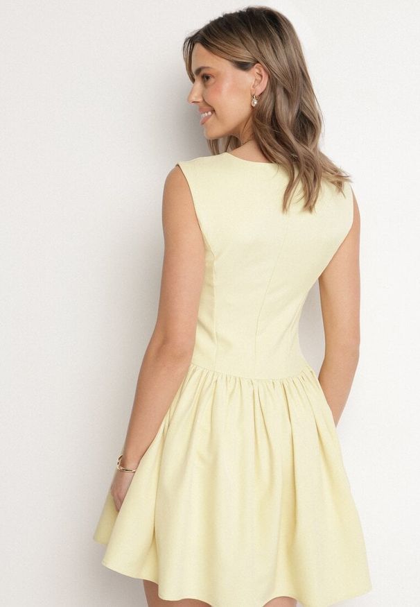 Born2be - Żółta Rozkloszowana Sukienka Ozdobiona Kwadratowym Dekoltem Halelira. Okazja: na co dzień. Typ kołnierza: dekolt kwadratowy. Kolor: żółty. Materiał: jeans. Wzór: aplikacja. Sezon: wiosna. Typ sukienki: proste, rozkloszowane. Styl: casual, elegancki, klasyczny