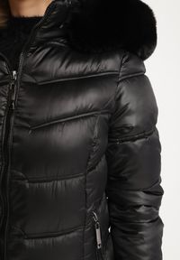 Born2be - Czarna Pikowana Kurtka Płaszcz za Kolano z Kapturem i Futerkiem Naelora. Okazja: na spacer, na co dzień. Typ kołnierza: kaptur. Kolor: czarny. Materiał: futro. Styl: casual, klasyczny #6