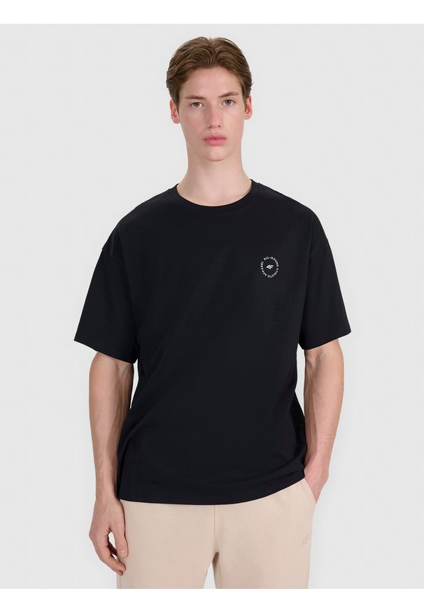 4f - 4F T-shirt oversize z nadrukiem męski - czarny S. Okazja: na co dzień. Kolor: czarny. Materiał: bawełna, jersey, tkanina. Długość rękawa: krótki rękaw. Długość: krótkie. Wzór: nadruk. Styl: casual, sportowy, klasyczny