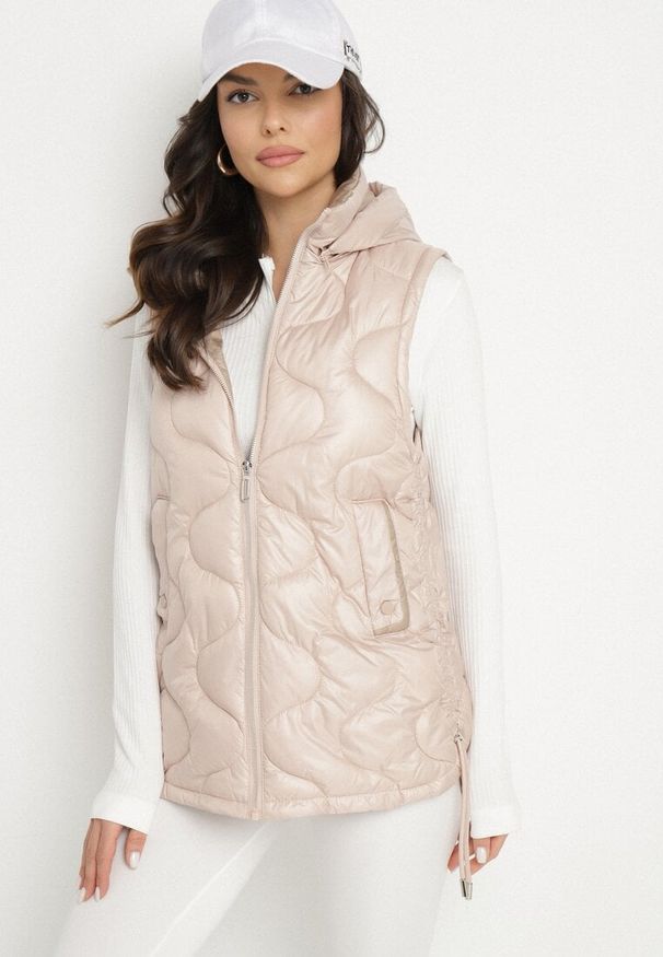 Born2be - Różowa Kamizelka Pikowana z Odpinanym Kapturem Vilzeki. Okazja: na co dzień. Kolor: różowy. Materiał: jeans. Styl: casual, elegancki, klasyczny