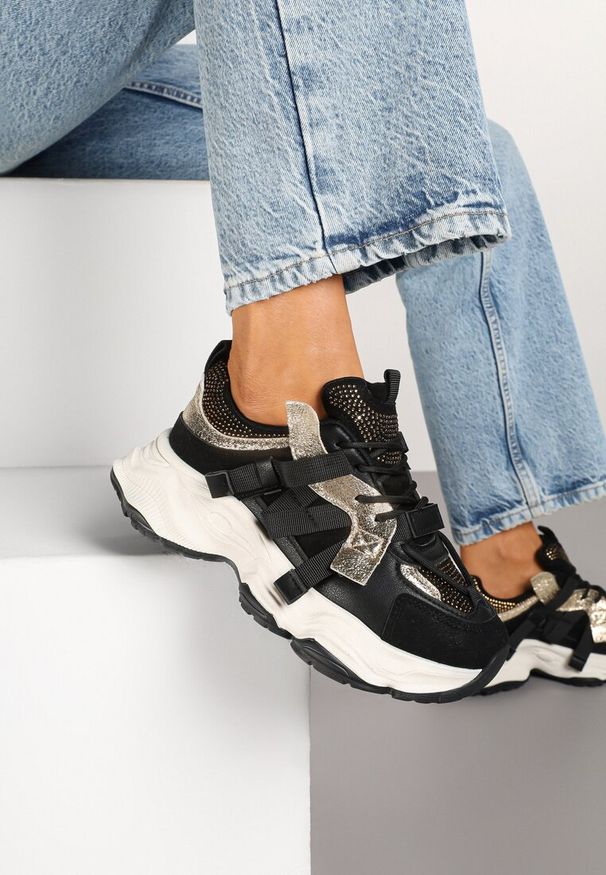 Born2be - Czarne Sneakersy Streetwearowe na Grubej Podeszwie Zdobione Cyrkoniami Finlivis. Okazja: na co dzień. Kolor: czarny. Materiał: jeans. Wzór: aplikacja. Obcas: na platformie