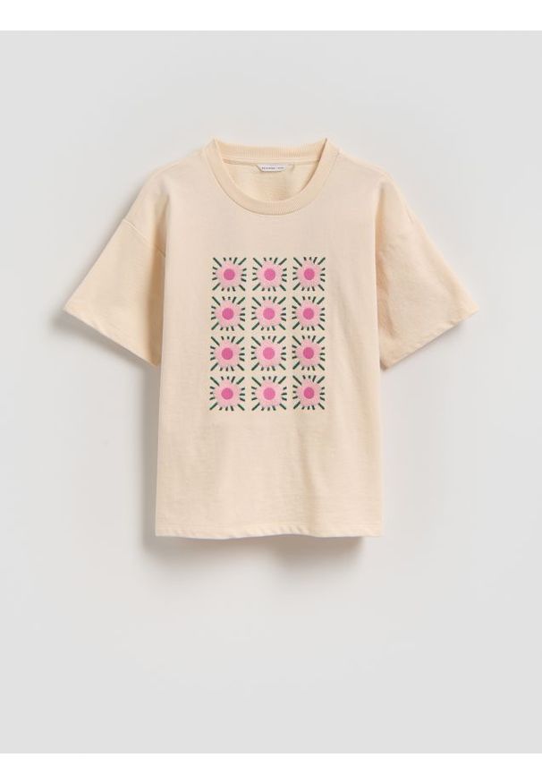 Reserved - Luźny t-shirt z haftem - kremowy. Kolor: kremowy. Materiał: bawełna. Wzór: haft