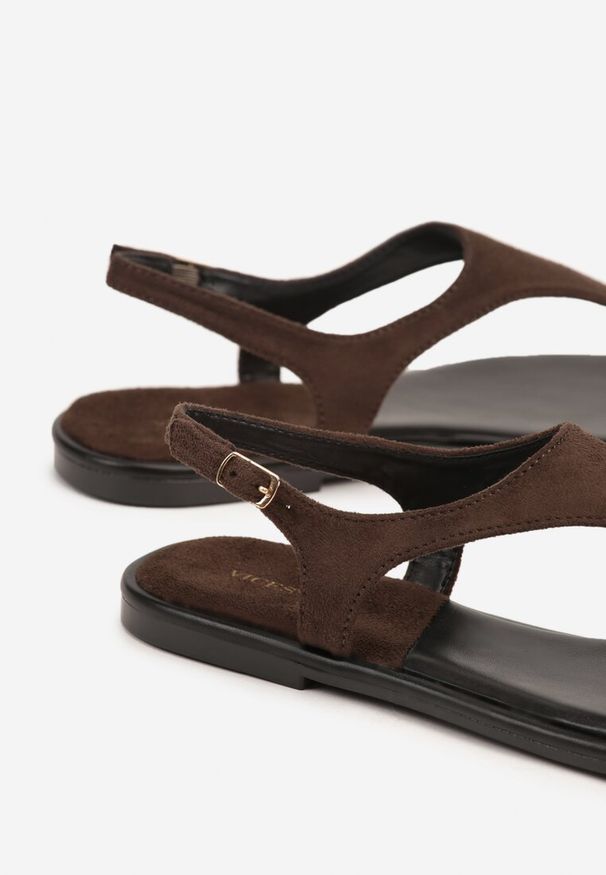 Renee - Brązowe Sandały Vices o Fasonie Japonek Meramira. Okazja: na spacer. Kolor: brązowy. Wzór: aplikacja. Sezon: lato. Obcas: na płaskiej podeszwie. Styl: elegancki