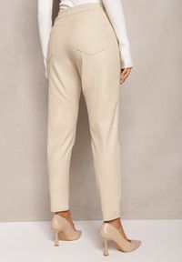 Renee - Jasnobeżowe Spodnie Standard z Imitacji Skóry Enjala. Stan: podwyższony. Kolor: beżowy #3