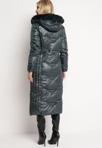 Born2be - Ciemnozielona Pikowana Kurtka Maxi Płaszcz z Ozdobnym Marszczeniem i Futerkiem Estenous. Okazja: na co dzień. Kolor: niebieski. Materiał: futro. Wzór: aplikacja. Sezon: zima. Styl: casual, elegancki, klasyczny #2