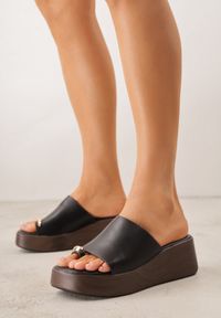 Born2be - Czarne Klapki Drewniaki na Koturnie z Paskiem na Palec Triajoy. Okazja: na co dzień. Kolor: czarny. Materiał: bawełna, len. Sezon: lato. Obcas: na koturnie. Styl: casual, elegancki #3